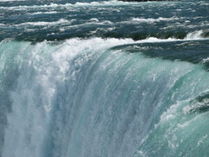 800px Closeup of Horseshoe Falls